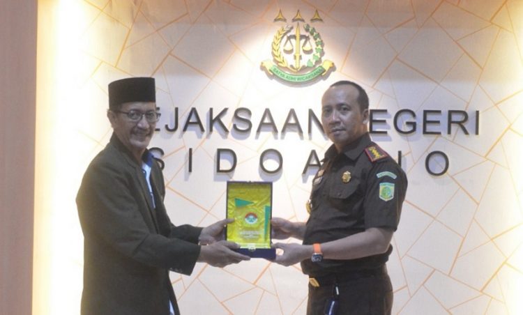 DPD LDII Sidoarjo mengawali program kerja 2023 dengan berkunjung ke kantor Kejaksaan Negeri (Kejari) Sidoarjo, Senin (2/1). Dok: LINES.