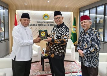 Ketua MUI Maluku KH Abdullah Latuapo silaturrahim ke Kantor DPP LDII bertemu dengan Ketua Umum DPP LDII KH Chriswanto Santoso dan Ketua Bidang Pendidikan Agama dan Dakwah KH Aceng Karimullah. Foto: LINES.