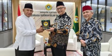 Ketua MUI Maluku KH Abdullah Latuapo silaturrahim ke Kantor DPP LDII bertemu dengan Ketua Umum DPP LDII KH Chriswanto Santoso dan Ketua Bidang Pendidikan Agama dan Dakwah KH Aceng Karimullah. Foto: LINES.