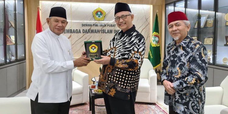 Ketua MUI Maluku KH Abdullah Latuapo silaturrahim ke Kantor DPP LDII bertemu dengan Ketua Umum DPP LDII KH Chriswanto Santoso dan Ketua Bidang Pendidikan Agama dan Dakwah KH Aceng Karimullah. Foto: LINES.