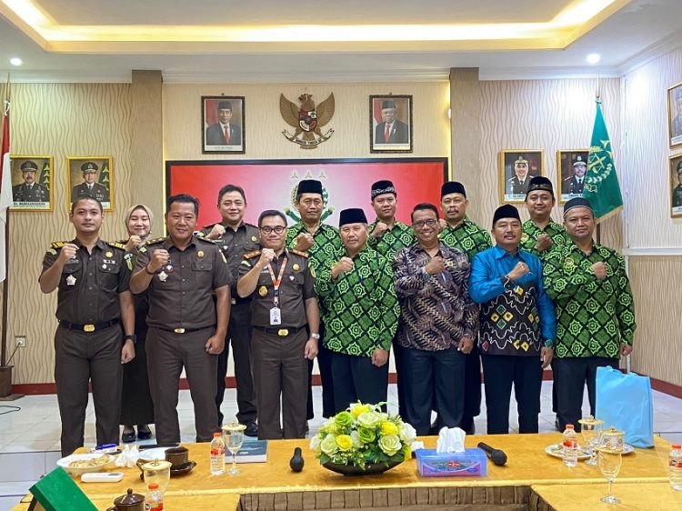 Pengurus DPD LDII Nganjuk mengunjungi kantor Kejaksaan Negeri (Kejari) Nganjuk, Senin (9/1). Dok: LINES.