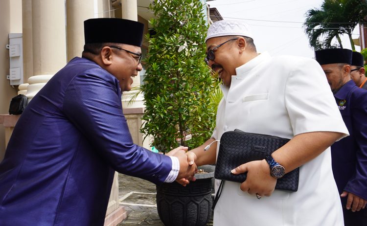 Ketua DPW LDII Jawa Timur KH Moch Amrodji Konawi bersama Ketua PBNU KH Ahmad Fahrur Rozi saat mengisi Pengajian Pemuda LDII Membangun Ukhuwah Islamiyah di Malang, Sabtu (29/10/2022). Dok: LINES.