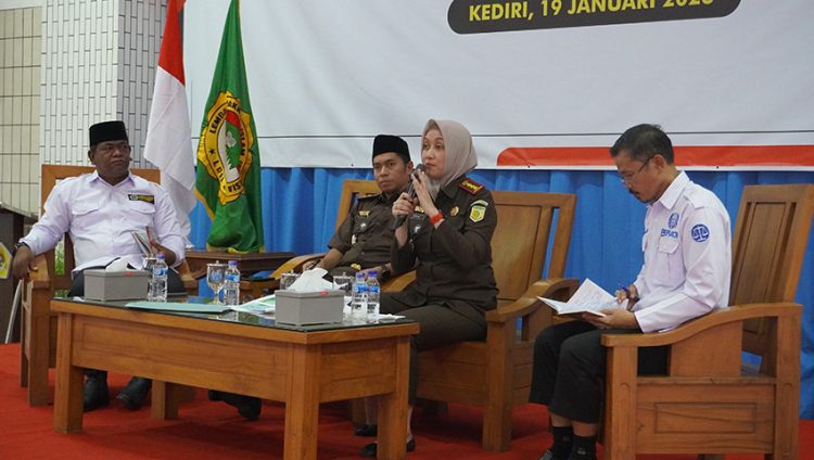 Kepala Kejaksaan Negeri Kota Kediri, Novika Muzairah Rauf ajak santri Ponpes Wali Barokah sadar hukum, Kamis (19/1). Dok: LINES.