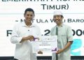 Pengurus MDT Ulya Wali Barokah Daud Soleh menerima Bansos dari Wali Kota Abdullah Abu Bakar, Senin (12/12). Dok: LINES.