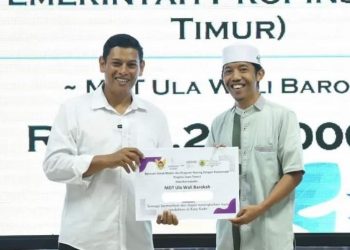 Pengurus MDT Ulya Wali Barokah Daud Soleh menerima Bansos dari Wali Kota Abdullah Abu Bakar, Senin (12/12). Dok: LINES.