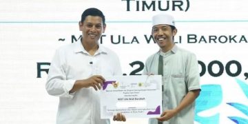 Pengurus MDT Ulya Wali Barokah Daud Soleh menerima Bansos dari Wali Kota Abdullah Abu Bakar, Senin (12/12). Dok: LINES.