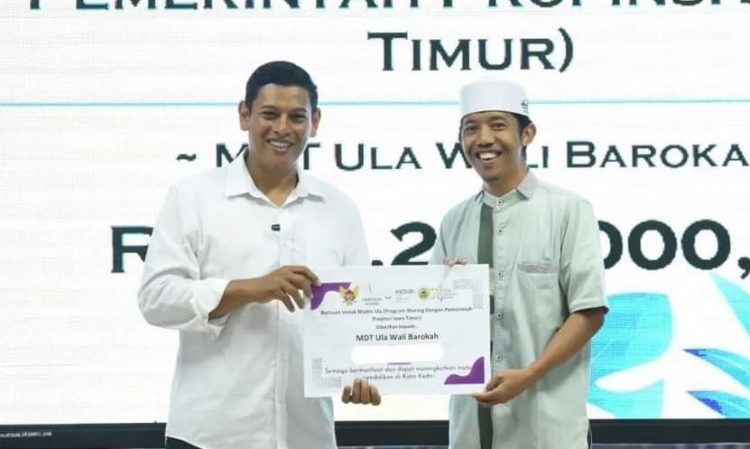 Pengurus MDT Ulya Wali Barokah Daud Soleh menerima Bansos dari Wali Kota Abdullah Abu Bakar, Senin (12/12). Dok: LINES.