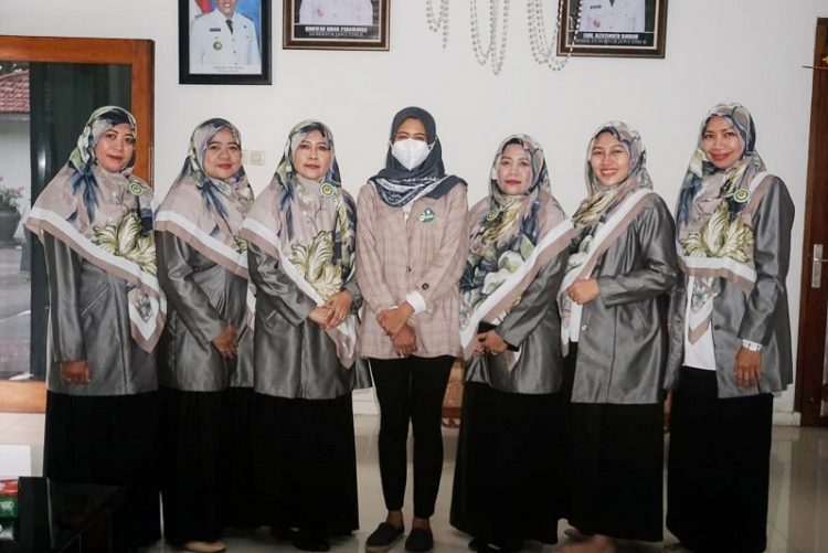 Pengurus Wanita LDII Kota Kediri silaturahim dengan Ketua Tim Penggerak Pemberdayaan dan Kesejahteraan Keluarga (TP PKK) Kota Kediri , Ferry Silviana di Ruang Kilisuci Pemkot Kediri, Rabu (25/1). Dok: LINES.