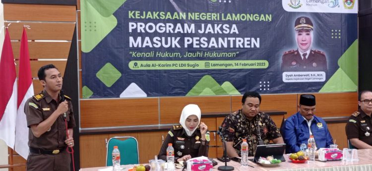 DPD LDII Lamongan adakan Pengajian Hukum bagi pemuda dan santri di Aula Al Karim Kecamatan Sugio, Lamongan, Selasa (14/2).