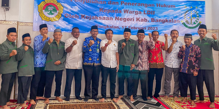 Kejaksaan Negeri (Kejari) Bangkalan membekali penyuluhan hukum dan penerangan hukum pada Warga dan Pengurus DPD LDII Bangkalan di Aula Junok, Bangkalan, pada Jumat (17/02). Dok: LINES.