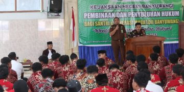 Kejaksaan Negeri (Kejari) Banyuwangi memberikan pembinaan dan penyuluhan hukum bagi santri dan generasi muda di Pondok Pesantren Mahasiswa Nurul Huda, Kelurahan Karangrejo, Banyuwangi, Rabu (25/1). Dok: LINES.