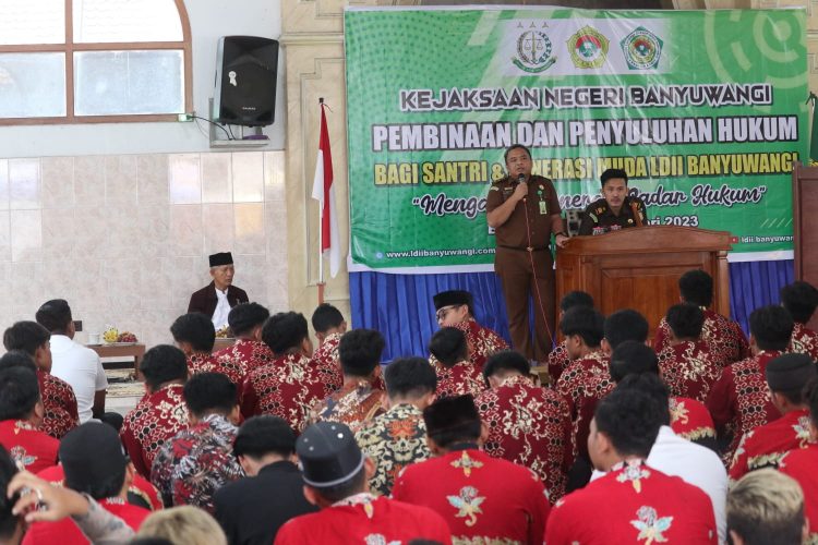 Kejaksaan Negeri (Kejari) Banyuwangi memberikan pembinaan dan penyuluhan hukum bagi santri dan generasi muda di Pondok Pesantren Mahasiswa Nurul Huda, Kelurahan Karangrejo, Banyuwangi, Rabu (25/1). Dok: LINES.