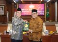 Ketua PW Muhammadiyah Jawa Timur KH Sukadiono (kiri) dan Ketua DPW LDII Jawa Timur KH Moch Amrodji Konawi pada pertemuan silaturahim di Kantor PW Muhammadiyah Jatim, Jumat (10/2). Dok: LINES.