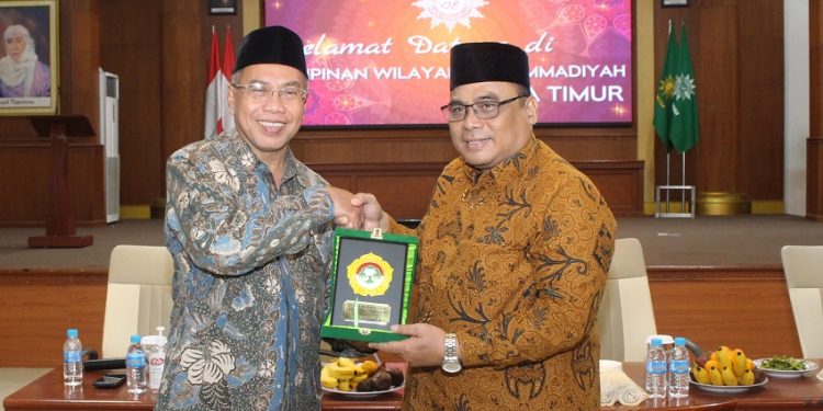 Ketua PW Muhammadiyah Jawa Timur KH Sukadiono (kiri) dan Ketua DPW LDII Jawa Timur KH Moch Amrodji Konawi pada pertemuan silaturahim di Kantor PW Muhammadiyah Jatim, Jumat (10/2). Dok: LINES.