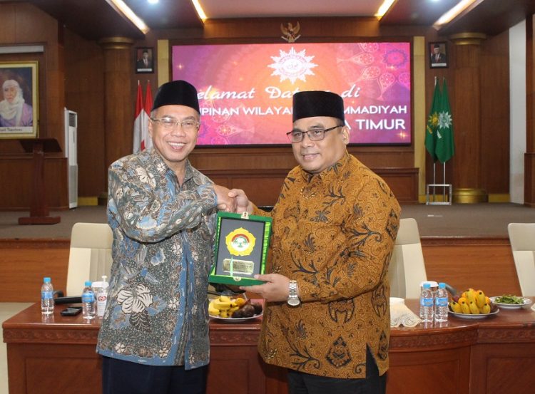 Ketua PW Muhammadiyah Jawa Timur KH Sukadiono (kiri) dan Ketua DPW LDII Jawa Timur KH Moch Amrodji Konawi pada pertemuan silaturahim di Kantor PW Muhammadiyah Jatim, Jumat (10/2). Dok: LINES.