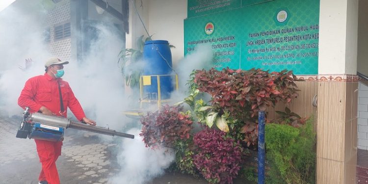 Dinas Kesehatan Kota Kediri melalui Puskesmas Ngletih melakukan fogging di lingkungan Ponpes Nurul Huda Al Manshurin, Senin (13/2). Dok: LINES.