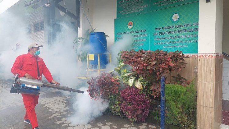 Dinas Kesehatan Kota Kediri melalui Puskesmas Ngletih melakukan fogging di lingkungan Ponpes Nurul Huda Al Manshurin, Senin (13/2). Dok: LINES.