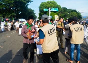 Pemuda LDII Jawa Timur membagikan 12.000 botol air mineral kepada peserta Resepsi Puncak Satu Abad Nahdlatul Ulama (NU), Selasa (7/2). Dok: LINES.