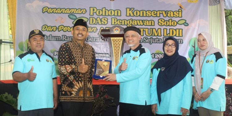 DPP LDII melakukan penanaman pohon sekaligus meresmikan arboretum yang dibangun di sekitar Perkebunan Teh Jamus, Ngawi, Jawa Timur. Peresmian dilakukan oleh Bupati Ngawi Ony Anwar Harsono, Minggu (19/2).