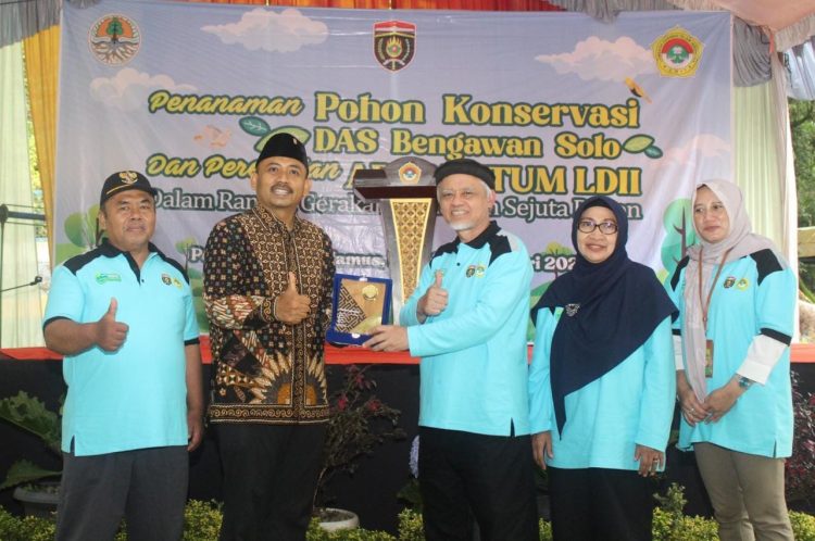 DPP LDII melakukan penanaman pohon sekaligus meresmikan arboretum yang dibangun di sekitar Perkebunan Teh Jamus, Ngawi, Jawa Timur. Peresmian dilakukan oleh Bupati Ngawi Ony Anwar Harsono, Minggu (19/2).