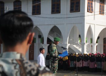 Pondok Pesantren (Ponpes) Millenium Alfiena, Lengkong, Nganjuk, Jawa Timur menggelar upacara bendera, Jumat (3/3).
