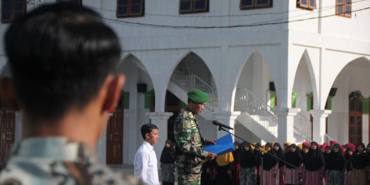 Pondok Pesantren (Ponpes) Millenium Alfiena, Lengkong, Nganjuk, Jawa Timur menggelar upacara bendera, Jumat (3/3).