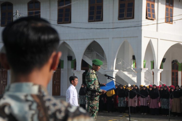 Pondok Pesantren (Ponpes) Millenium Alfiena, Lengkong, Nganjuk, Jawa Timur menggelar upacara bendera, Jumat (3/3).