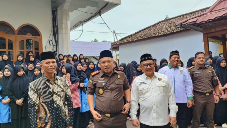 Kunjungi Ponpes Luhur Sulaiman, Kajari Tulungagung Sosialisasikan Empat Pilar Kebangsaan pada Rabu (15/2).