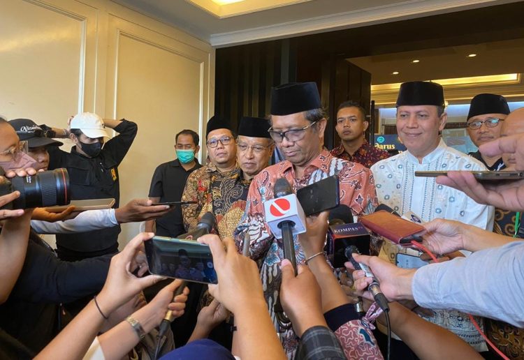 Jumpa pers Menteri Koordinator Politik Hukum dan Keamanan RI (Menkopolhukam) Mahfud MD usai Tadarus Kebangsaan, di Hotel Royal Kuningan, Jakarta (25/3). Dok : Lines