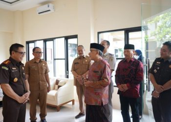 Pengasuh Ponpes Al Ubaidah Kertosono, Nganjuk, Habib Ubaidillah Alhasany hadiri peresmian gedung Pelayanan Terpadu Satu Pintu (PTSP). Selasa (7/2).