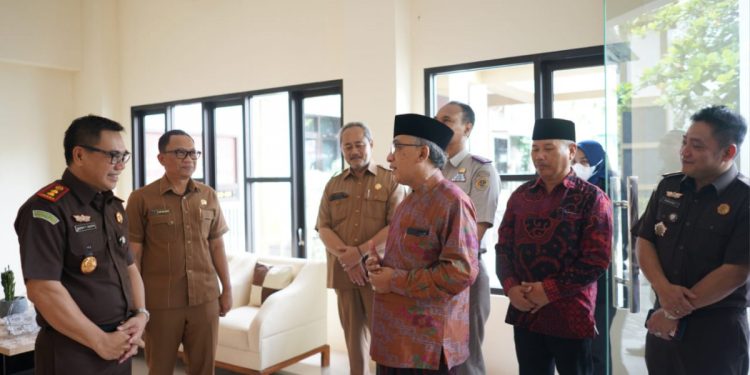 Pengasuh Ponpes Al Ubaidah Kertosono, Nganjuk, Habib Ubaidillah Alhasany hadiri peresmian gedung Pelayanan Terpadu Satu Pintu (PTSP). Selasa (7/2).