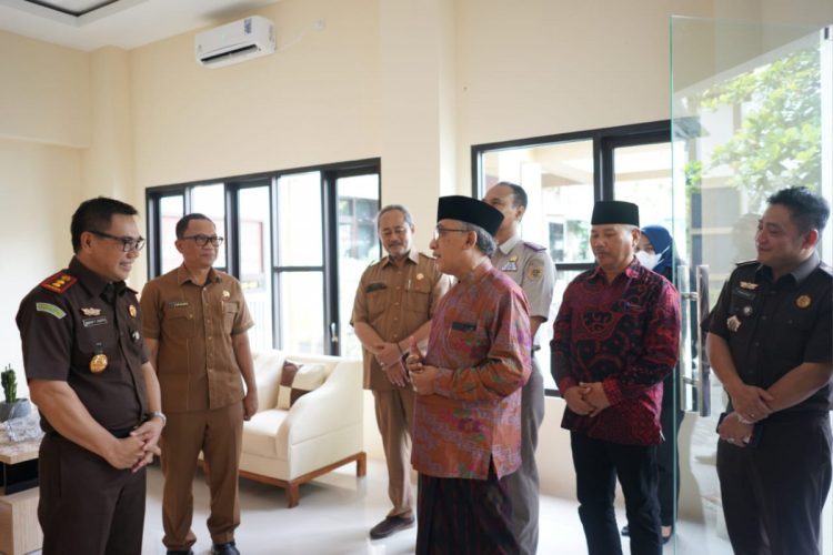 Pengasuh Ponpes Al Ubaidah Kertosono, Nganjuk, Habib Ubaidillah Alhasany hadiri peresmian gedung Pelayanan Terpadu Satu Pintu (PTSP). Selasa (7/2).