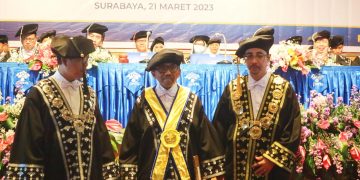 Prof. Dr. Ir. Dedid Cahya Happyanto, MT dikukuhkan sebagai Guru Besar Politeknik Elektronika Negeri Surabaya (PENS) di Ruang Auditorium, Gedung Pascasarjana PENS, Surabaya, Selasa (21/3). Dok: LINES.