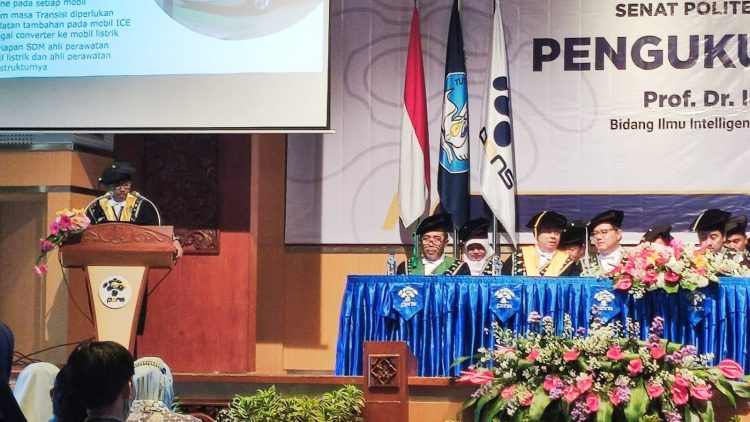 Pengukuhan di Ruang Auditorium, Gedung Pascasarjana PENS, Surabaya, Selasa (213), dipimpin oleh Direktur PENS.