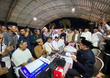 Tim Rukyatul Hilal di Markaz Tanjung Kodok Melakukan pemantauan di Tanjung Kodok Lamongan Rabu (22/03). Dok : Lines