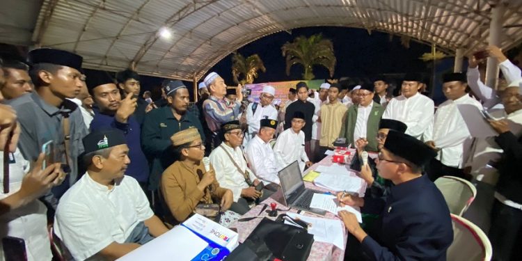 Tim Rukyatul Hilal di Markaz Tanjung Kodok Melakukan pemantauan di Tanjung Kodok Lamongan Rabu (22/03). Dok : Lines