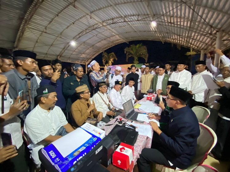 Tim Rukyatul Hilal di Markaz Tanjung Kodok Melakukan pemantauan di Tanjung Kodok Lamongan Rabu (22/03). Dok : Lines