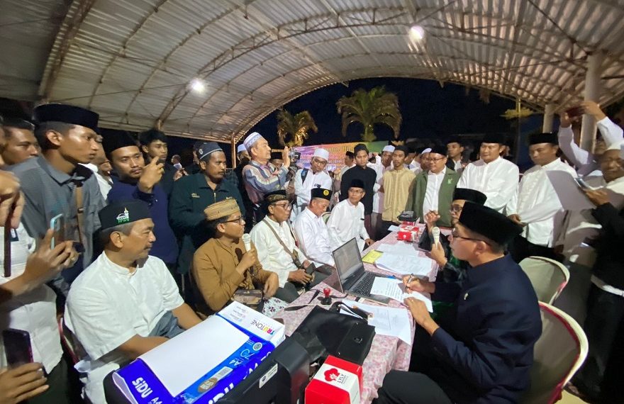 Tim Rukyatul Hilal di Markaz Tanjung Kodok Melakukan pemantauan di Tanjung Kodok Lamongan Rabu (22/03). Dok : Lines