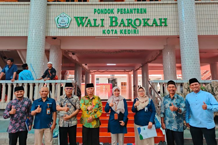 BPJS Kesehatan menyosialisasikan program Jaminan Kesehatan Nasional (JKN) kepada warga Pondok Pesantren (Ponpes) Wali Barokah, Kota Kediri. Kamis (9/3). Dok: LINES.