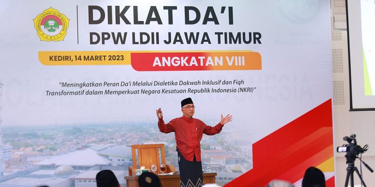 Pengasuh Ponpes Al Ubaidah Kertosono, Nganjuk, Habib Ubaidillah Al Hasany memberi pembekalan para juru dakwah pada Diklat Dai Angkatan VIII di Ponpes Wali Barokah, Kediri, Selasa (14/3). Dok: LINES.