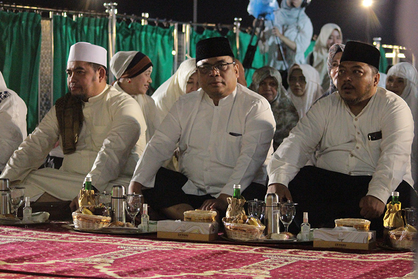 Ketua DPW LDII Jawa Timur KH Moch Amrodji Konawi (tengah) dan Sekretaris Bambang Raditya Purnomo (kanan) saat mengikuti rangkaian berburu lailatul qadar dari KRI Surabaya-591. Dok: LINES.