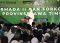 Gubernur Jawa Timur Khofifah Indar Parawansa memburu lailatul qadar dari KRI Surabaya-591, Selasa (11/4). Dok: LINES.