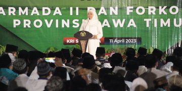 Gubernur Jawa Timur Khofifah Indar Parawansa memburu lailatul qadar dari KRI Surabaya-591, Selasa (11/4). Dok: LINES.