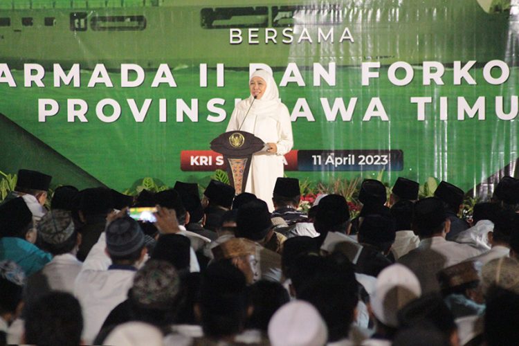 Gubernur Jawa Timur Khofifah Indar Parawansa memburu lailatul qadar dari KRI Surabaya-591, Selasa (11/4). Dok: LINES.