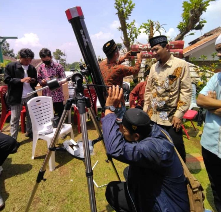DPD LDII Jember mengikuti pelatihan penggunaan alat untuk penentuan awal puasa Ramadhan DPP LDII dilaksanakan di Bandung Senin (20/3). Dok : Lines.