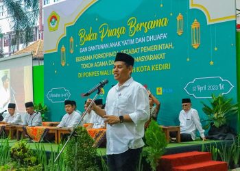 Buka puasa bersama Pondok Pesantren (Ponpes) Wali Barokah dan LDII Kota Kediri serta santunan anak yatim dan dhuafa di halaman Kantor Ponpes Wali Barokah, Rabu (12/4). Dok : LINES.