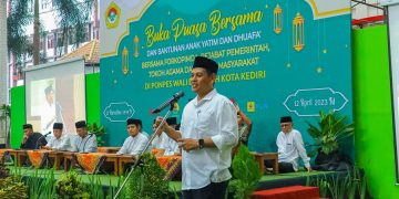 Buka puasa bersama Pondok Pesantren (Ponpes) Wali Barokah dan LDII Kota Kediri serta santunan anak yatim dan dhuafa di halaman Kantor Ponpes Wali Barokah, Rabu (12/4). Dok : LINES.