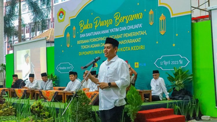 Buka puasa bersama Pondok Pesantren (Ponpes) Wali Barokah dan LDII Kota Kediri serta santunan anak yatim dan dhuafa di halaman Kantor Ponpes Wali Barokah, Rabu (12/4). Dok : LINES.