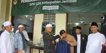 DPD LDII Kabupaten Jember bagikan pakaian barokah kepada Dhuafa di Bulan Ramadhan pada (8/4). Dok : LINES.