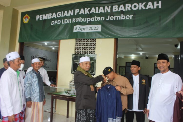 DPD LDII Kabupaten Jember bagikan pakaian barokah kepada Dhuafa di Bulan Ramadhan pada (8/4). Dok : LINES.
